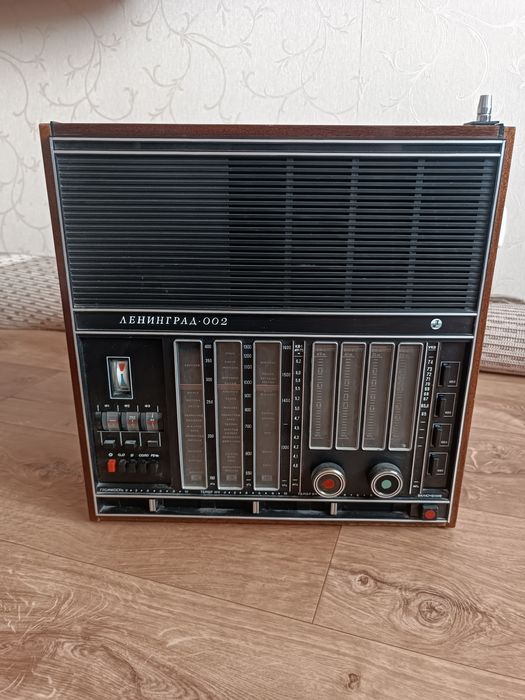 Продам советский радиоприёмник Ленинград-002.