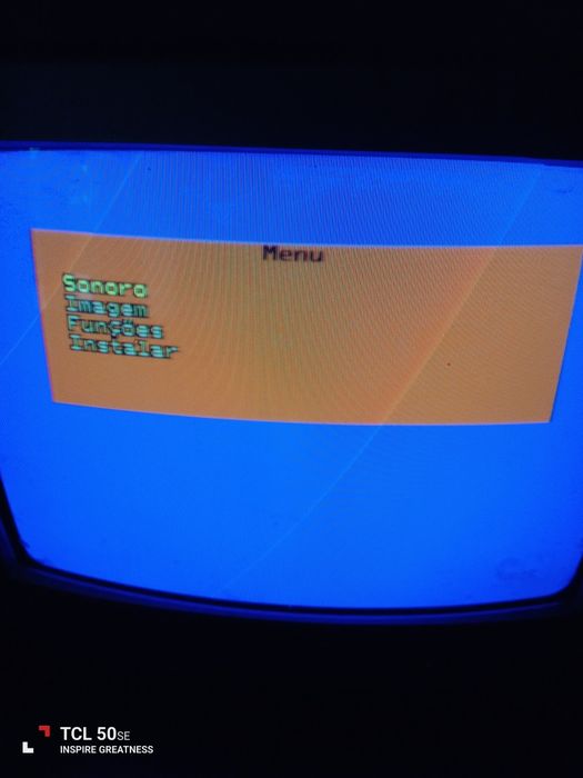 Televisão pequena em bom estado e a funcionar.