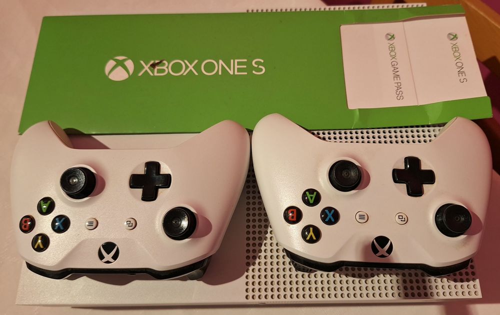 Xbox One S 1T com 2 controles + kit reposição