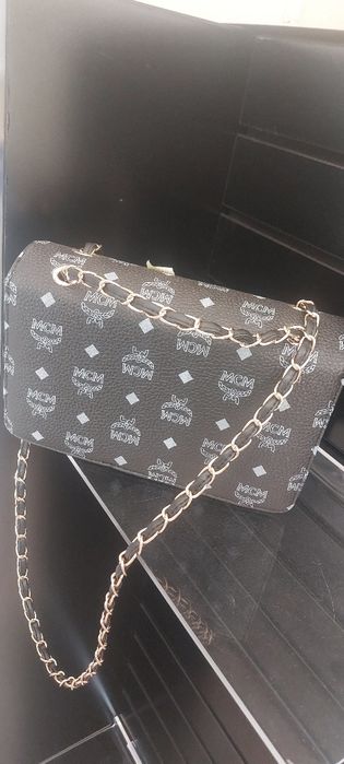 Torebka czarna sztywna pasek z łańcuszkiem