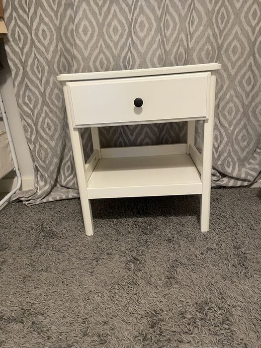 mesa cabeceira branca com puxador