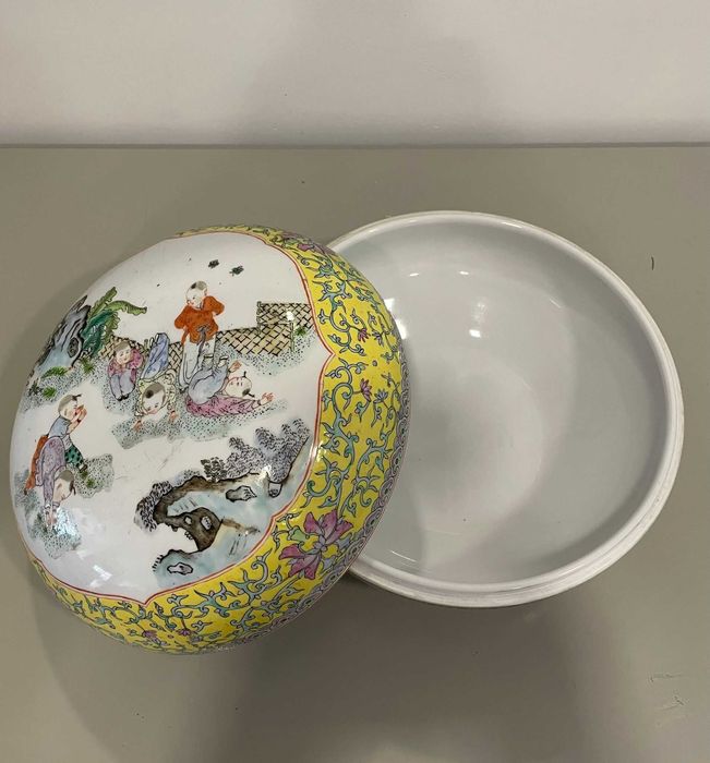 Caixa redonda em porcelana, decorada à mão no estilo Famille Rose