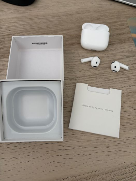 Apple AirPods 4 ANC