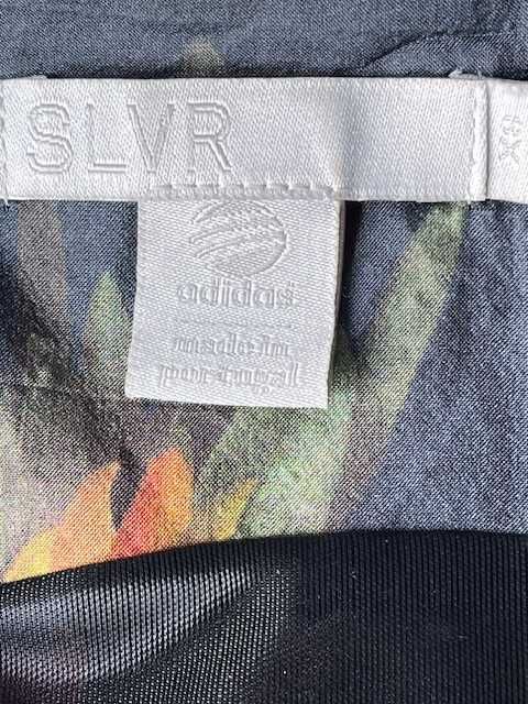 Adidas - SLVR - asymetryczna, przewiewna sukienka w piękne kwiaty