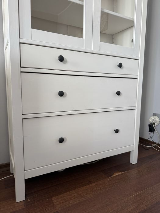 biała witryna z 3 szufladami IKEA HEMNES