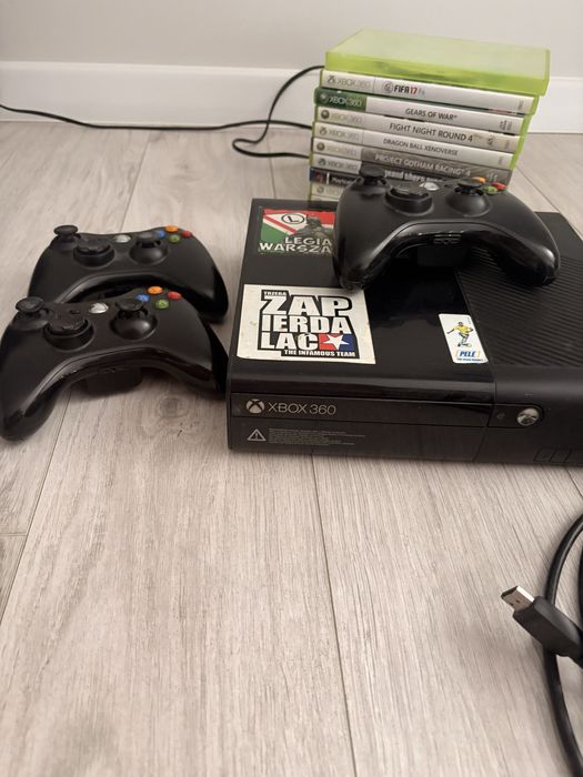 Xbox 360 E + 3 геймпади + ігри