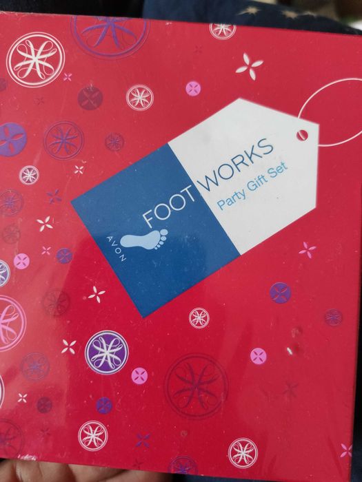 Avon zestaw do pedicure na prezent krem lakier separatory