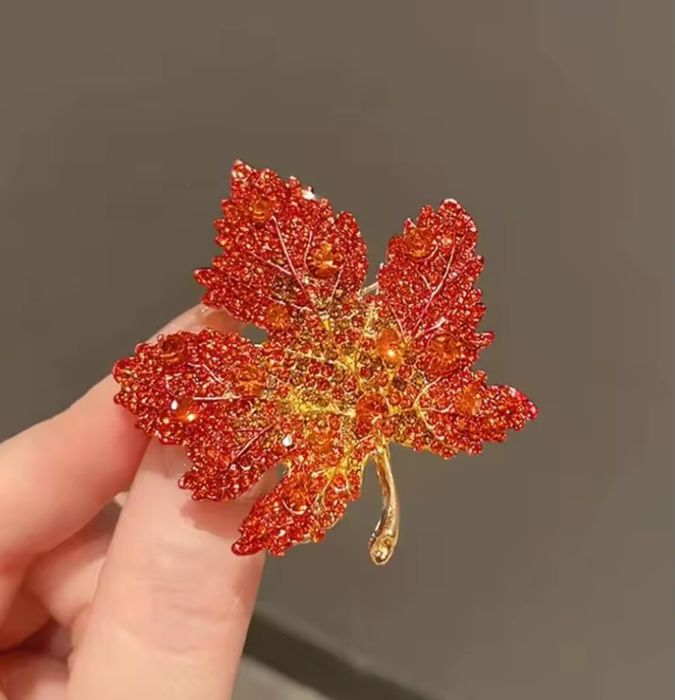 Жіноча брошка. Кленовий листок
