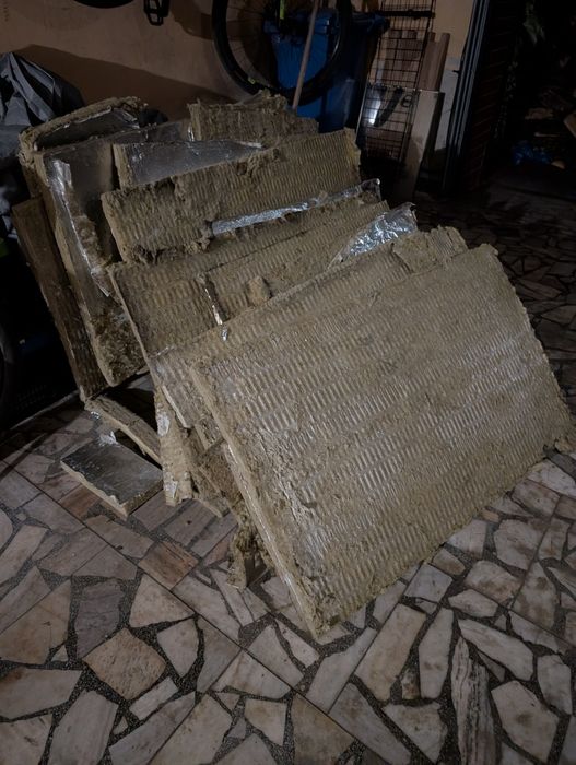 Płyty izolacyjne z wełny mineralnej do zabudowy kominka