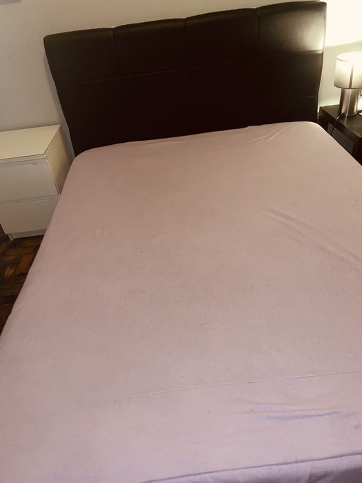 Cama com cabeceira sintetica