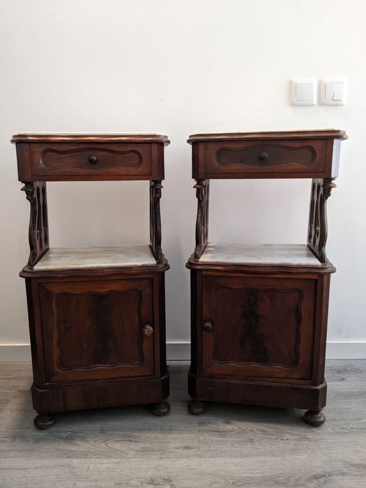 Par de mesas cabeceira com mármore; bedside table with marble