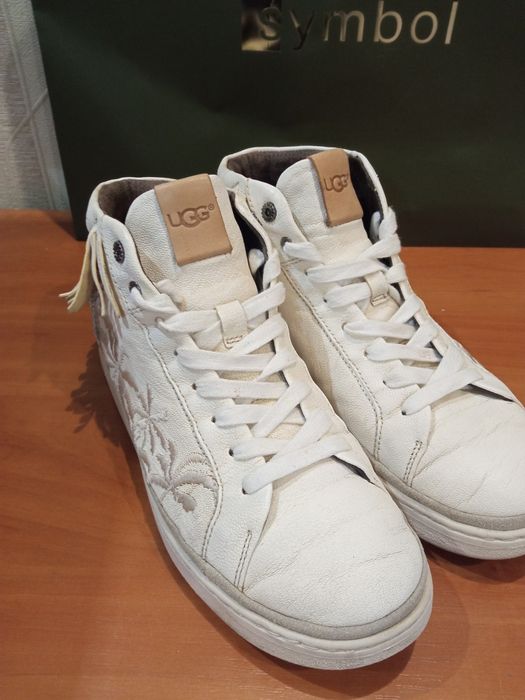 Продам мужские лёгкие кожаные кроссовки сникерсы UGG . Оригинал