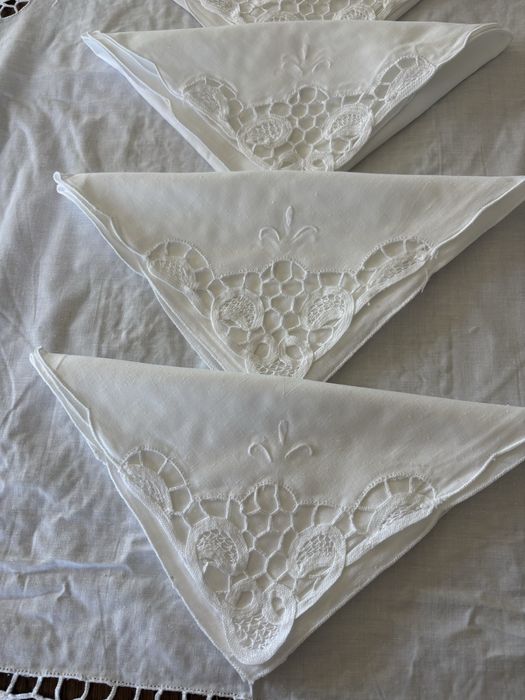 Toalha de mesa em linho com bordado richelieu e 12 guardanapos