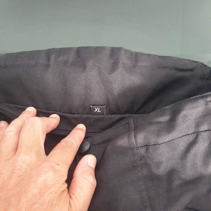 Equipamento de proteção para moto, em muito bom estado.