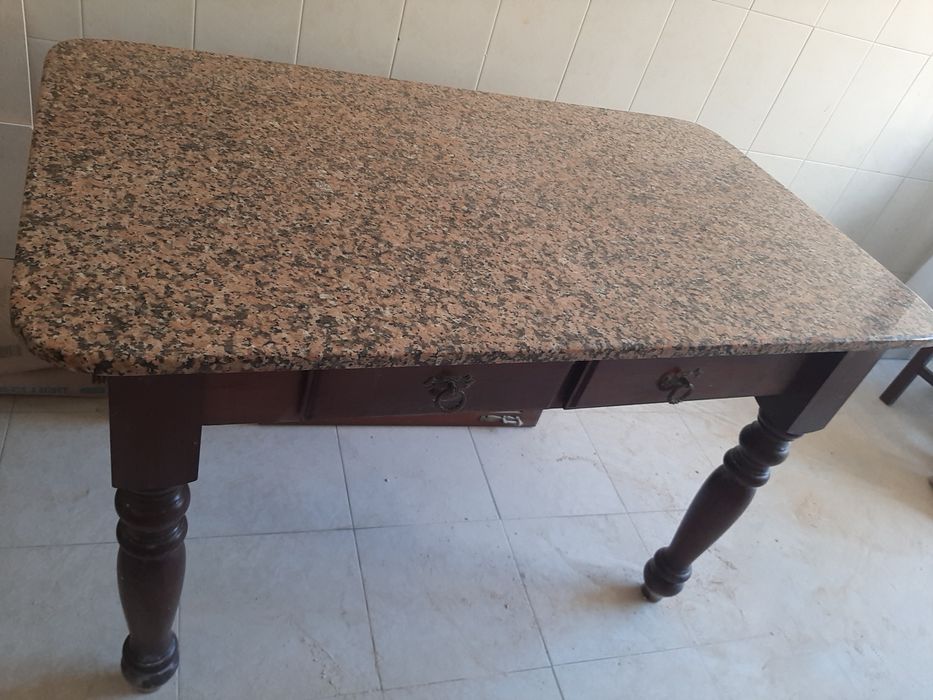 Mesa de cozinha com tampo em granito