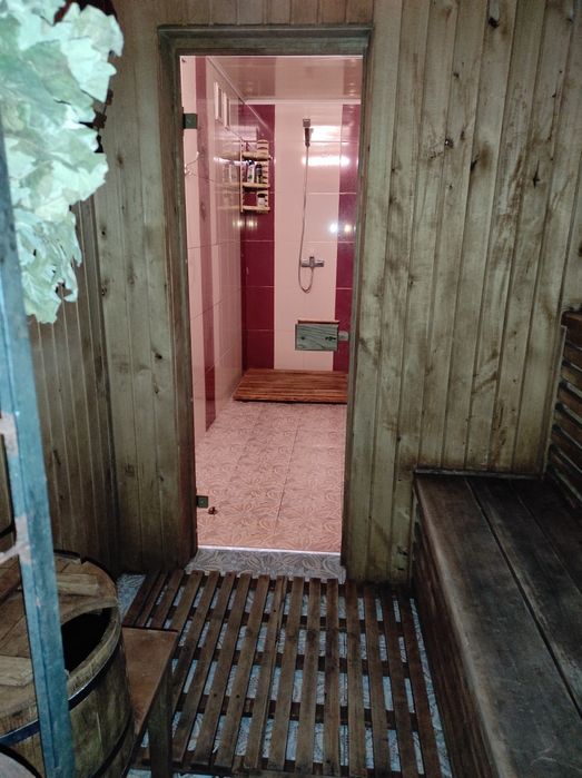 Подобово оренда з банею , банкет залом , мангальною зоною , порковкою