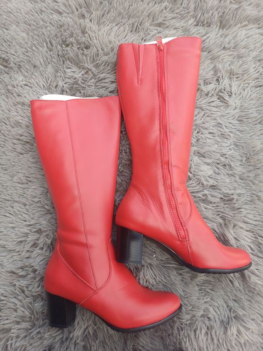 czerwone kozaki na obcasie