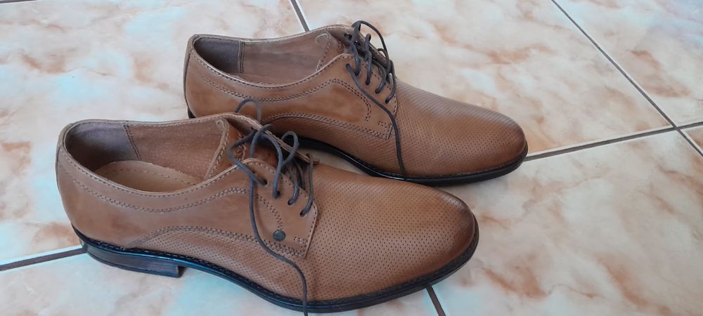 Eleganckie buty Lasocki rozm. 42
