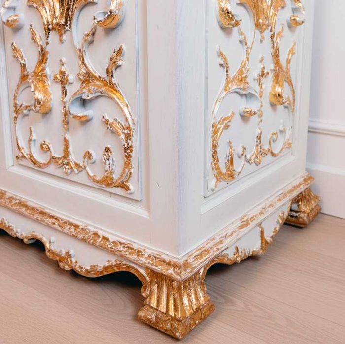 Baú Versailles Branco e Dourado