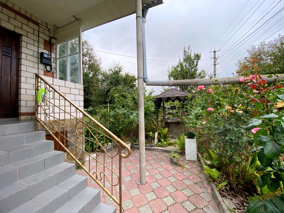 Приватний цегляний утеплений будинок