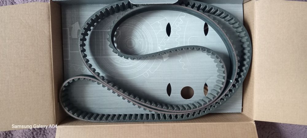 Продам комплект ремень грм з натяжним роликом ,та помпу