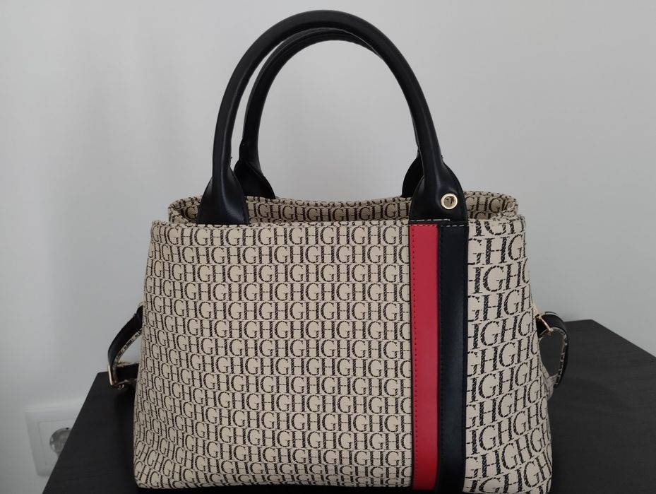 Linda mala de mão ou a tiracolo. Impecável.usada 1  vez.