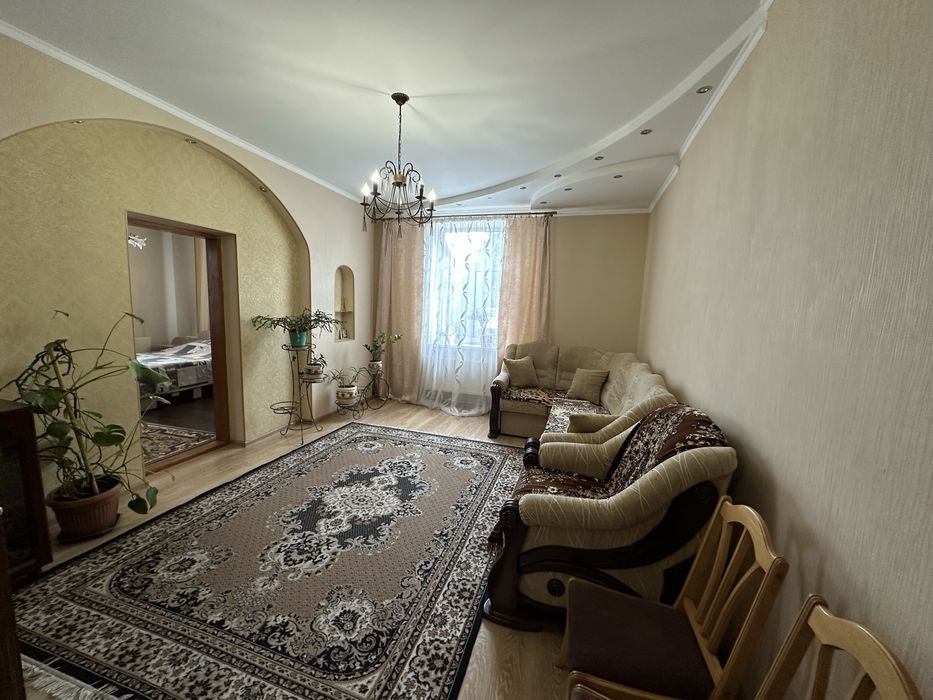 В центрі біля парку півособняк з 2 кухнями та гарному стані 5 кімнат