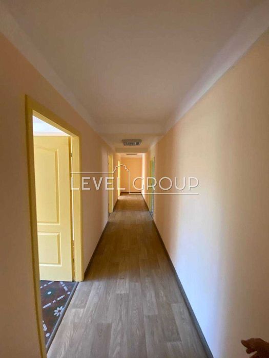 Продаж окремої будівлі на великій земельній ділянці на Старій Дарниці