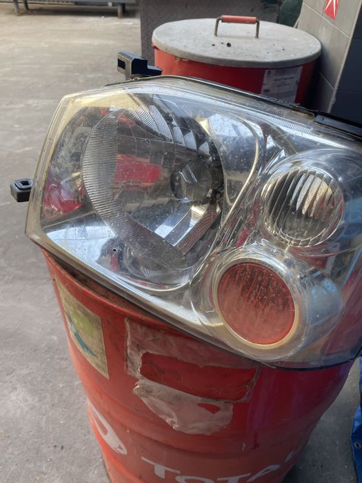Nissan navara  farol