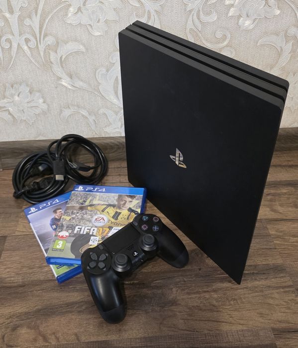 PlayStation 4 Pro 1TB CUH-7116B з джойстиком та 2 диска