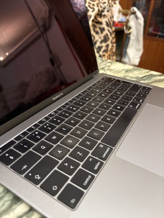 MacBook Pro 13” A1708 (EMC 2978) – Para Reparar ou Usar com Monitor Externo