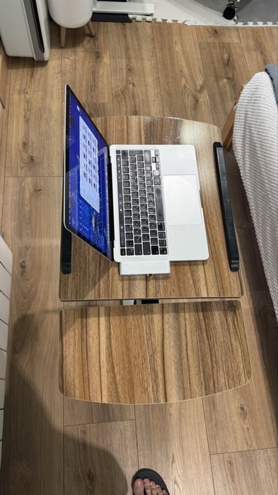 Mobilny stolik pod laptopa blat praktyczny