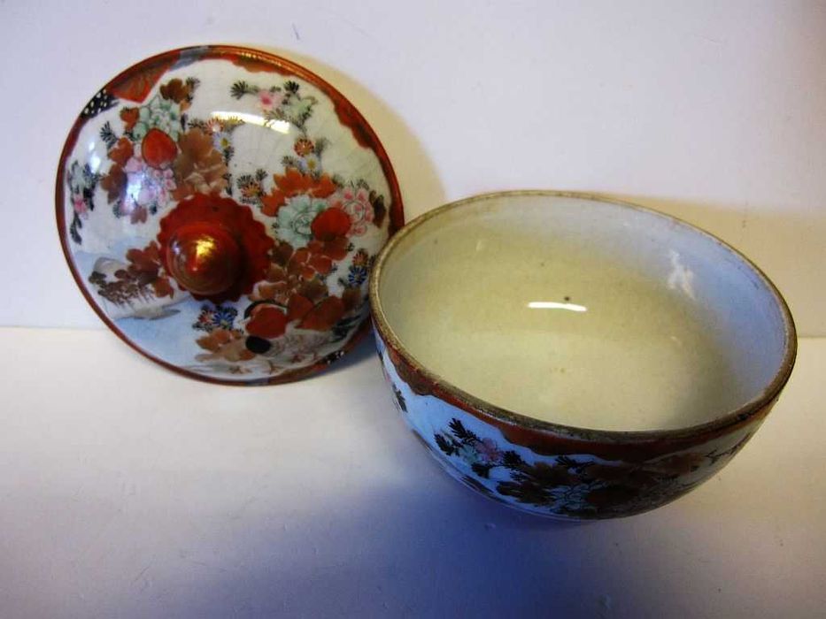 antiga taça de chá asiática com tampa  em porcelana - assinada