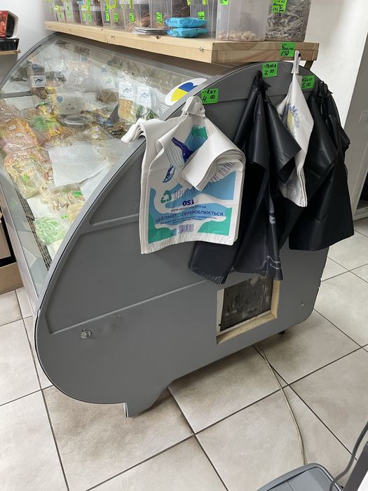 Витрина большая, в робочем состоянии