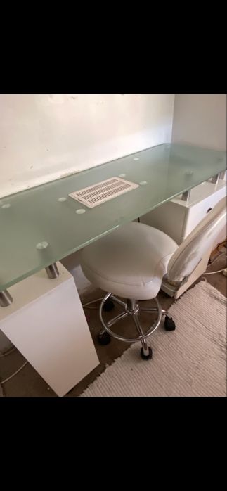 Mesa de manicure  com cadeira vendo para desocupar