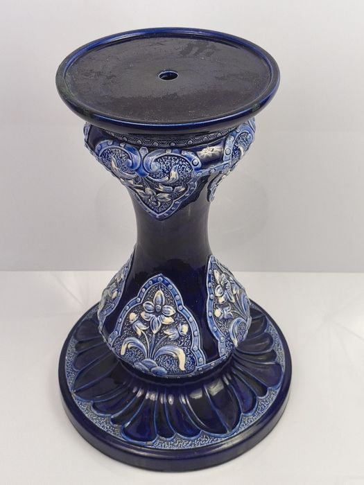 Secesyjna majolikowa podstawa pod donicę.