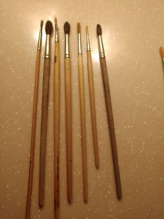 Акварельные краски, кисти художественные.