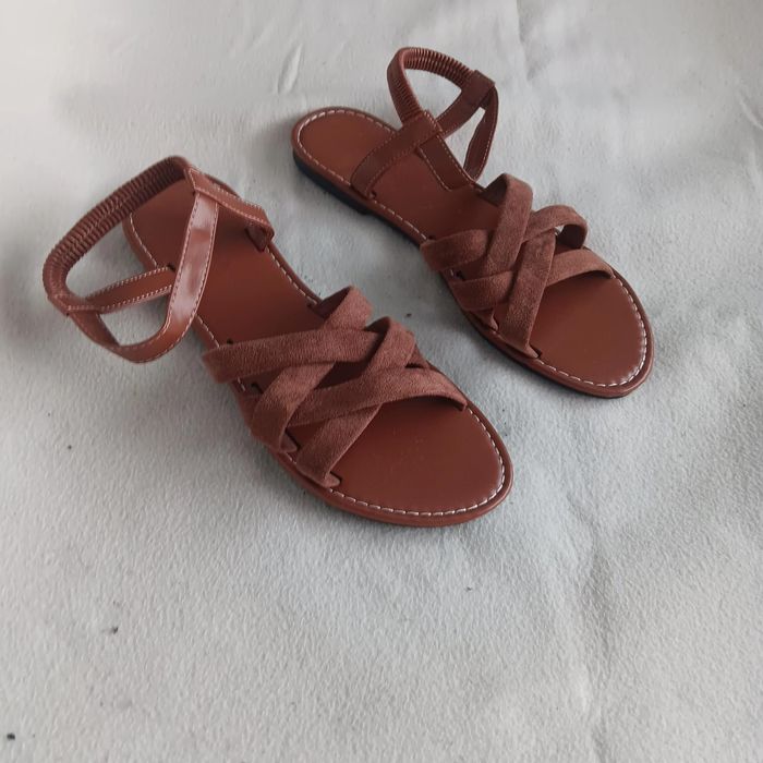 Vendo sapatos baixinhos e abertos