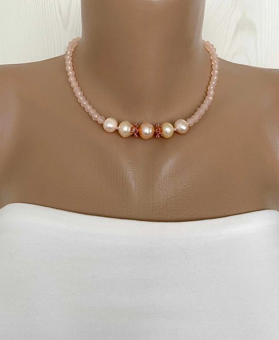 Рожевий чокер нареченої з натуральних перлів та кришталю, 42 см.