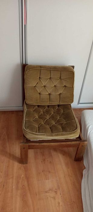 Fotel PRL vintage z pikowanymi poduszkami – musztardowy