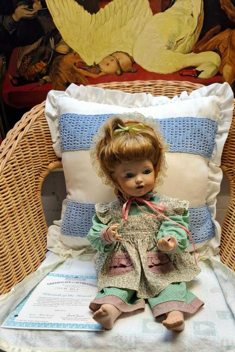 Porcelanowa lalka kolekcjonerska Warmth of The Hearth z certyfikatem