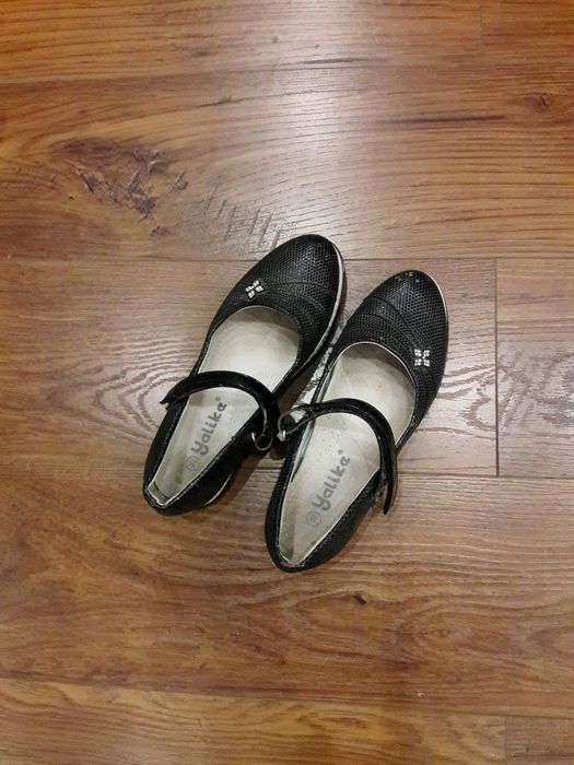 Отдам даром туфли на девочку