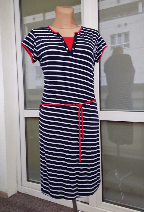 Letnia sukienka w granatowo-białe paski