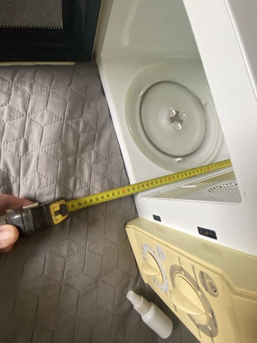 Мікрохвильова піч SANYO, в робочому стані