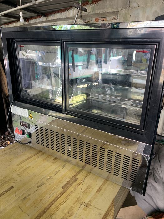 Vitrine a quente e frio ventilada com duas prateleiras com 88,50 cm de comprimento 0,56 cm de largura e 71,50 cm de altura