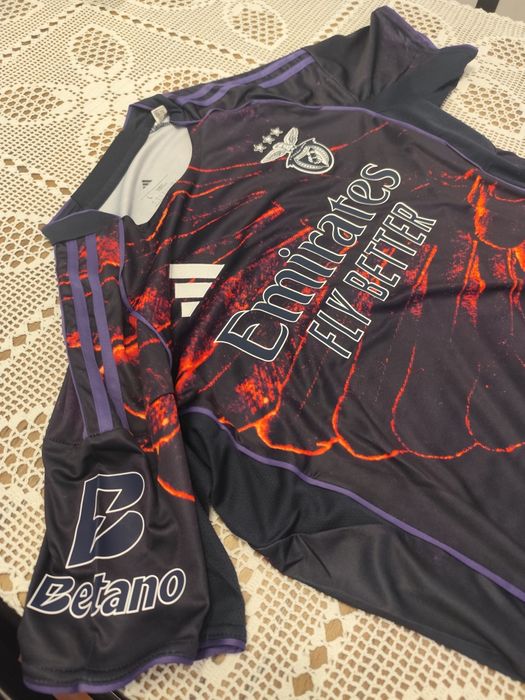 Camisola Benfica edição Vhils