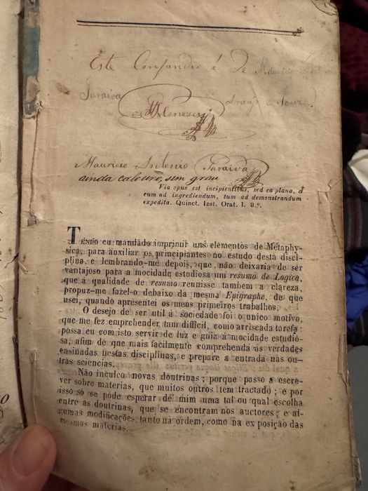 Livros antigos em capa de pele sovretudo dicionarios