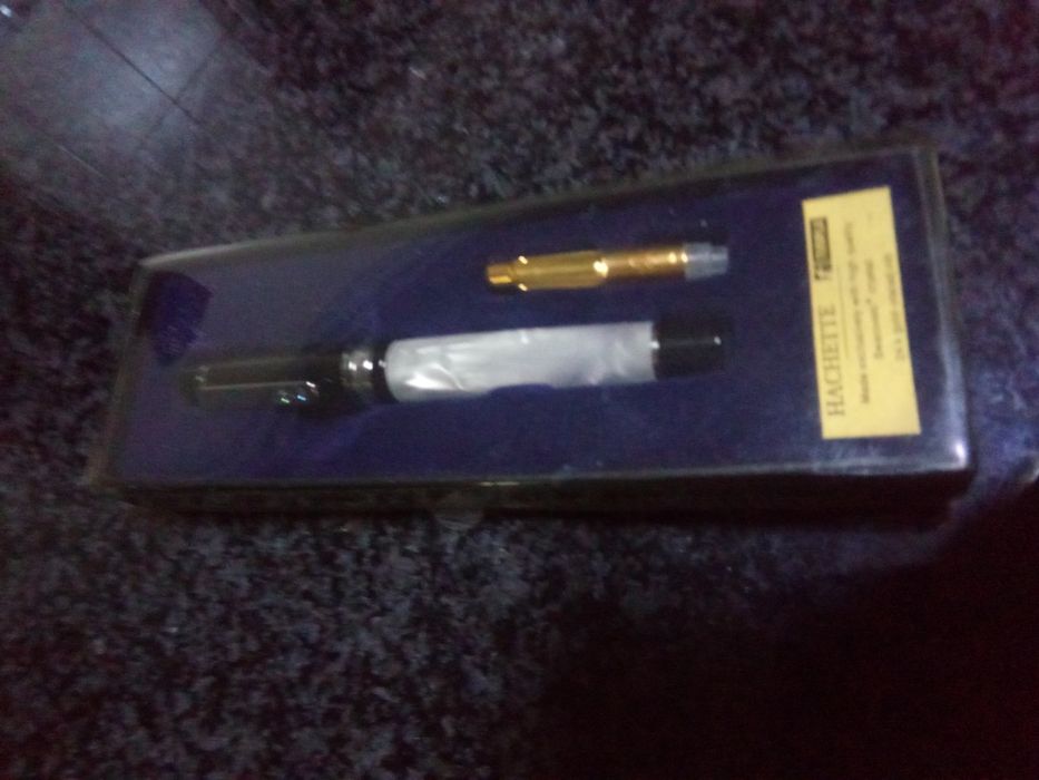 Caneta de aparo Hachette. Intacta.