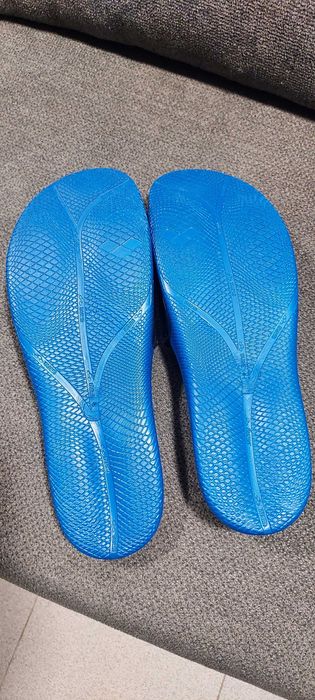 Vendo chinelos de piscina novos ARENA