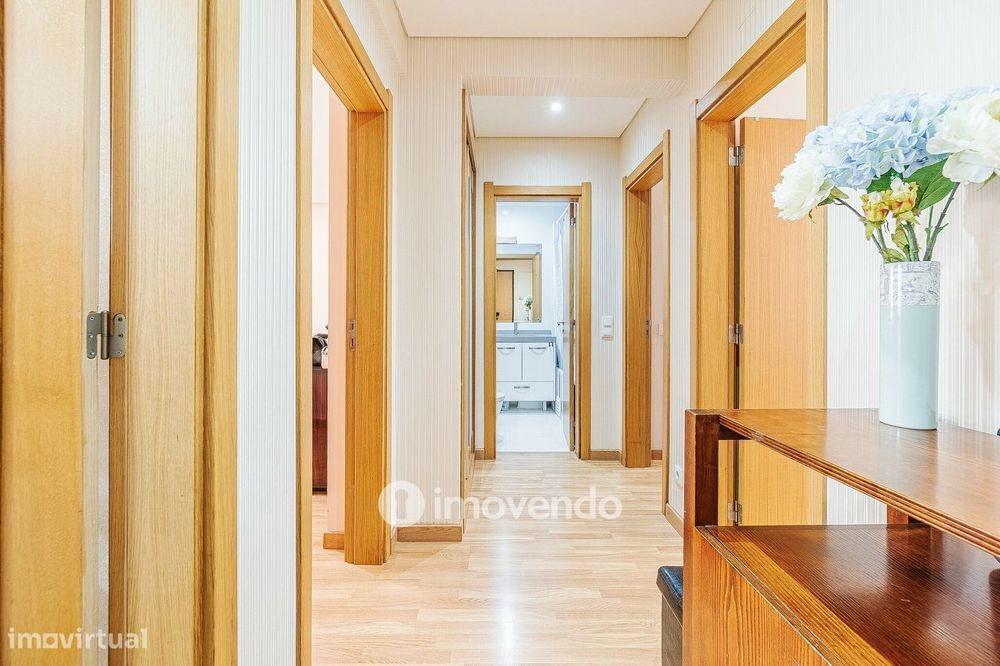 Apartamento T2 remodelado, com cozinha semi-equipada, em Cascais